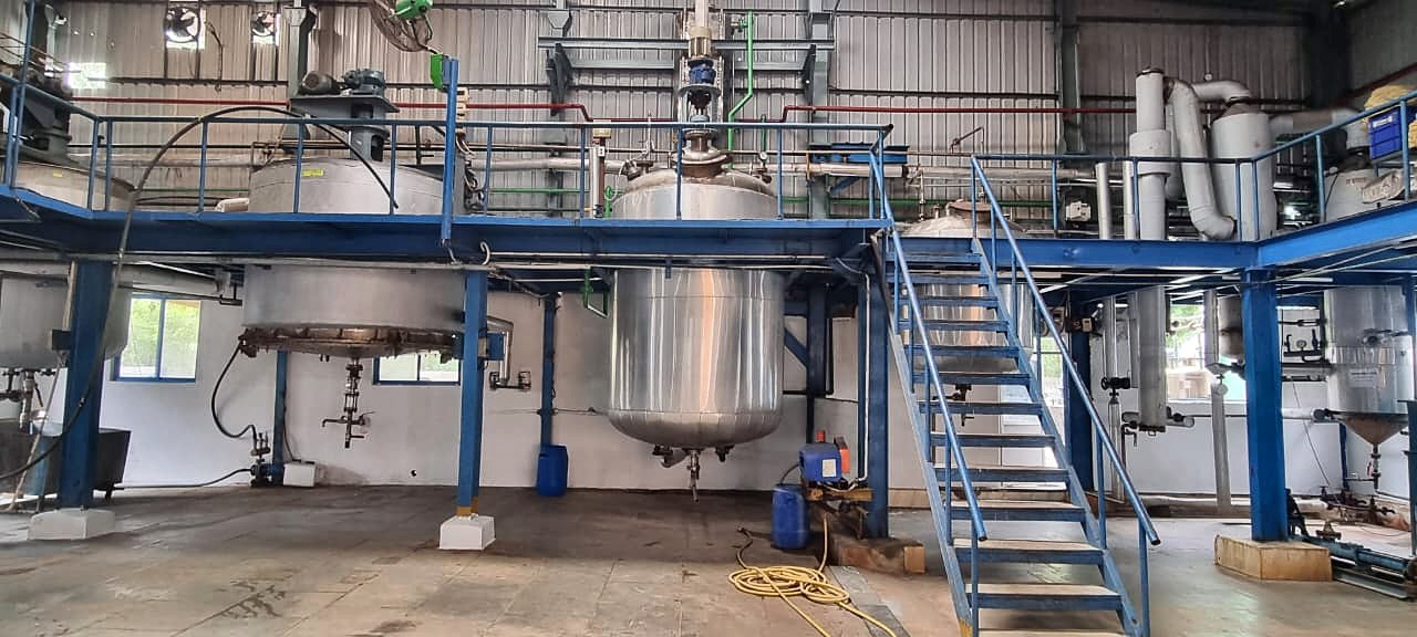 Reaction and extraction vessels in the production hall